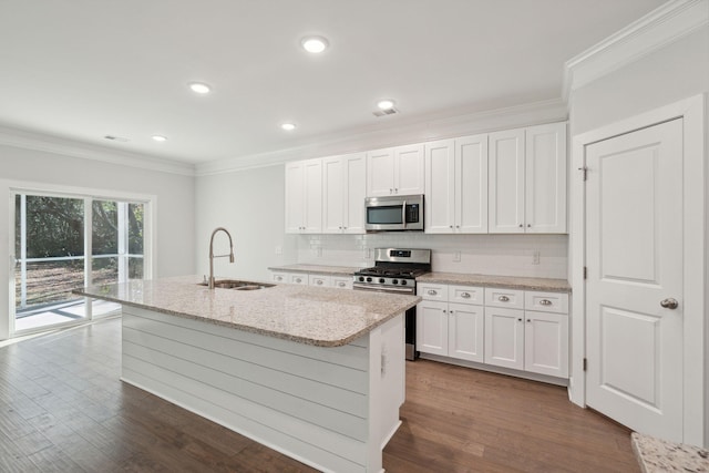 kitchen featuring sink, white cabinetry, ornamental molding, stainless steel appliances, and a kitchen island with sink