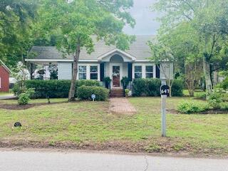 647 Ellis St, Mount Pleasant, SC 29464 - ranch-style house with a front lawn