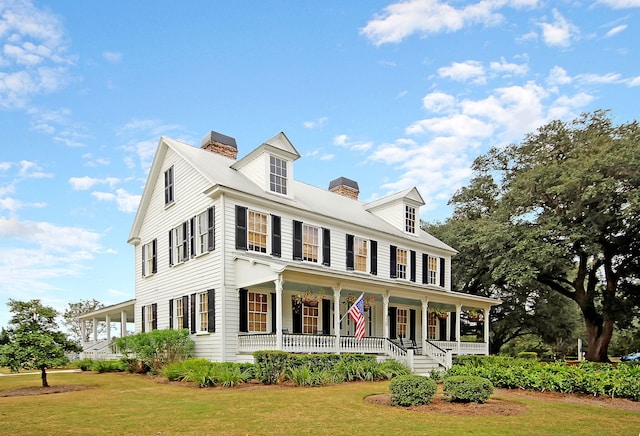 view of front of house featuring a porch and a front lawn