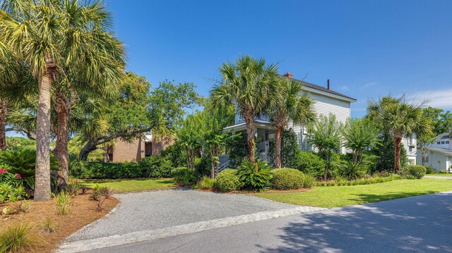 view of front of property featuring a front yard