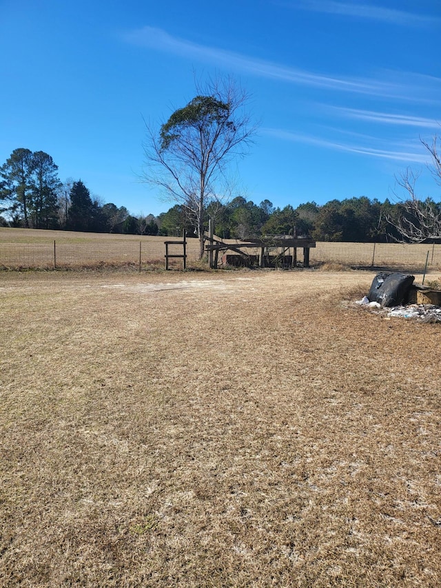 view of yard featuring a rural view