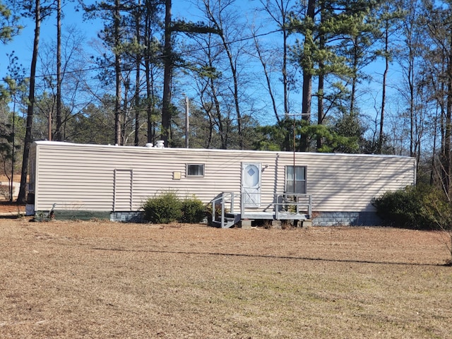 view of front of home featuring a front lawn