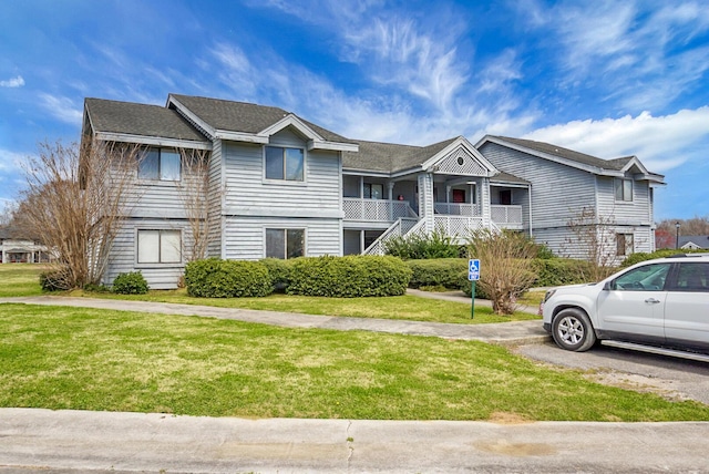 view of front facade featuring a front yard