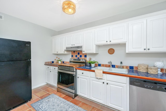 kitchen with under cabinet range hood, stainless steel appliances, a sink, visible vents, and white cabinetry