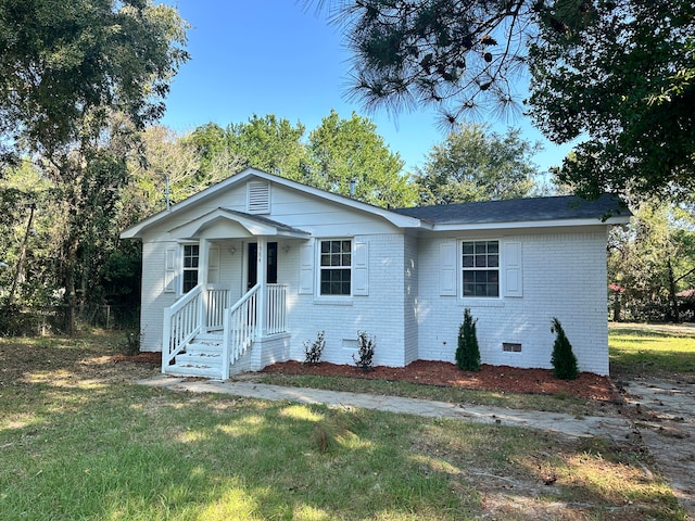 view of front of property featuring a front lawn