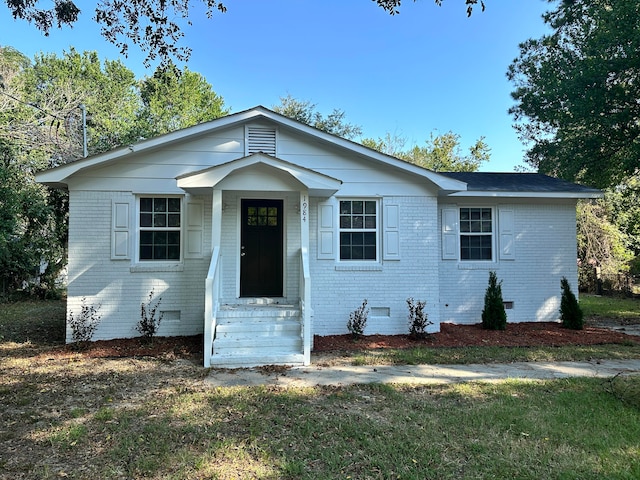 view of front of property with a front yard