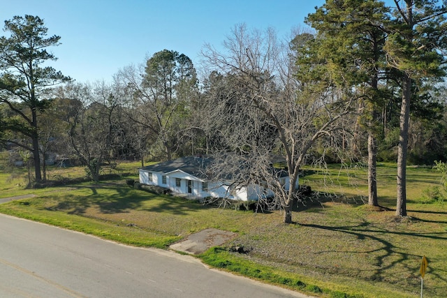 exterior space featuring a front yard