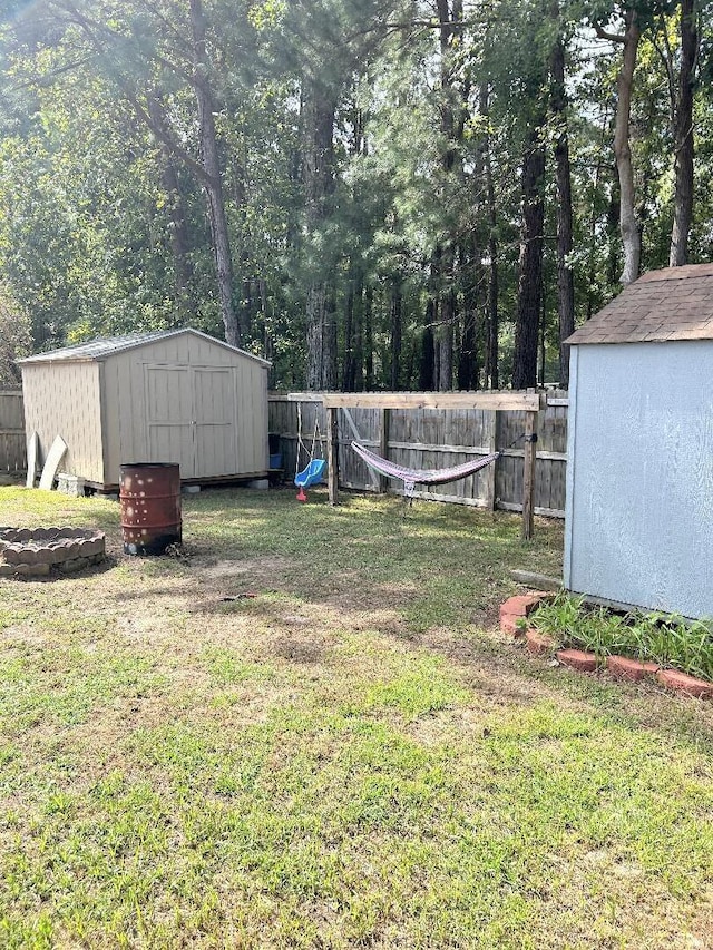 view of yard with a storage unit