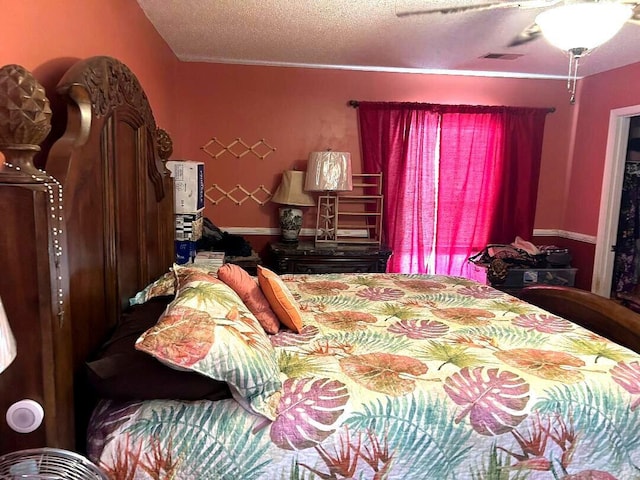 bedroom featuring ceiling fan and a textured ceiling