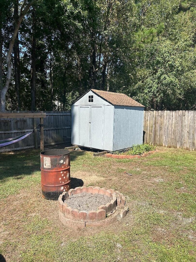 view of yard featuring a storage shed