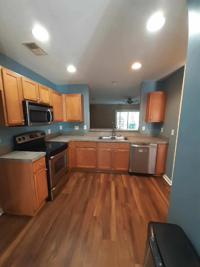 kitchen featuring sink, dark hardwood / wood-style floors, ceiling fan, and appliances with stainless steel finishes