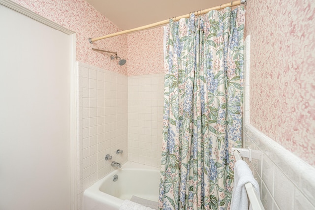 bathroom with shower / tub combo