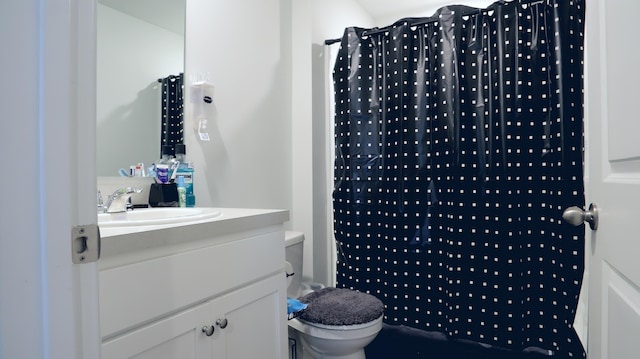 full bathroom featuring vanity, a shower with curtain, and toilet