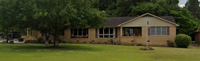 view of front facade featuring a front lawn