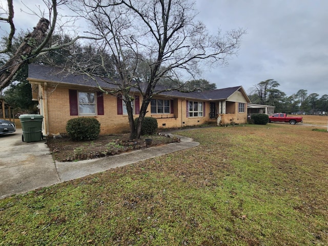 ranch-style home with a front lawn