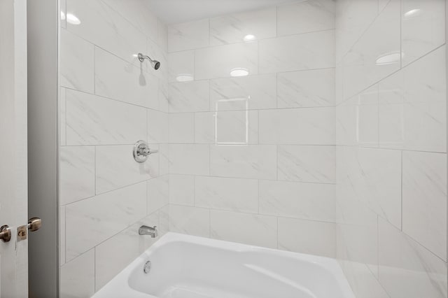 bathroom featuring tiled shower / bath combo