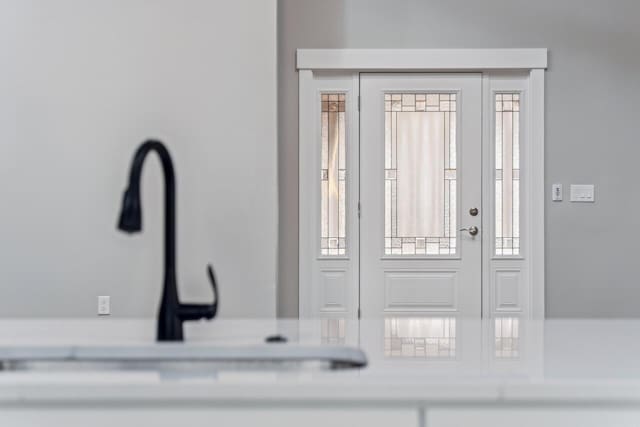 entryway featuring sink