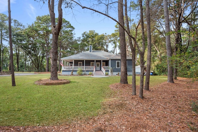 country-style home with a porch and a front lawn