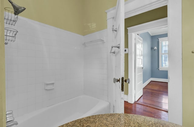 bathroom with tiled shower / bath combo