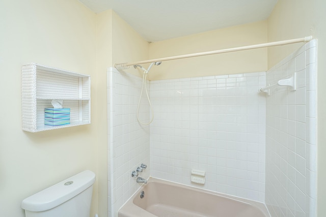 bathroom with tiled shower / bath and toilet