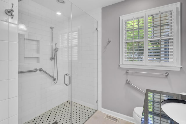 bathroom with visible vents, recessed lighting, toilet, a stall shower, and baseboards