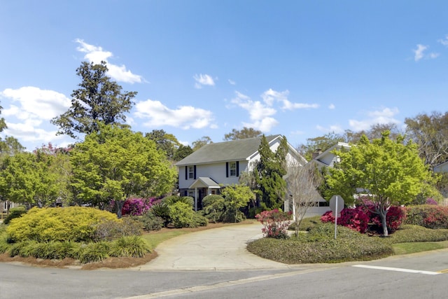 view of front of property featuring driveway