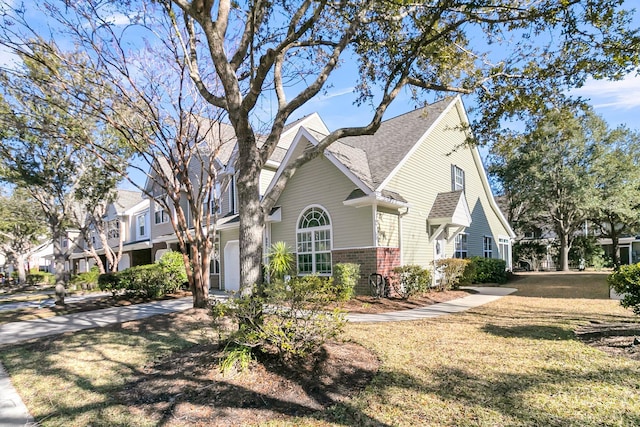 view of front of property with a front yard