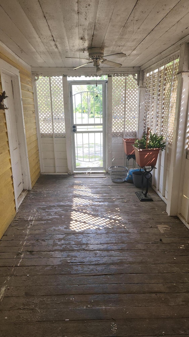 sunroom with ceiling fan