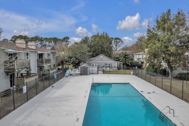 view of swimming pool featuring a shed