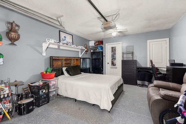 bedroom featuring ceiling fan and a textured ceiling