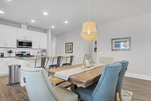 dining area with sink and light hardwood / wood-style flooring