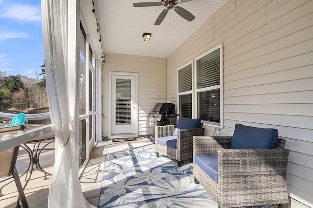 sunroom with ceiling fan