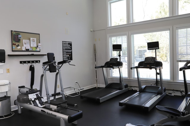 workout area featuring baseboards