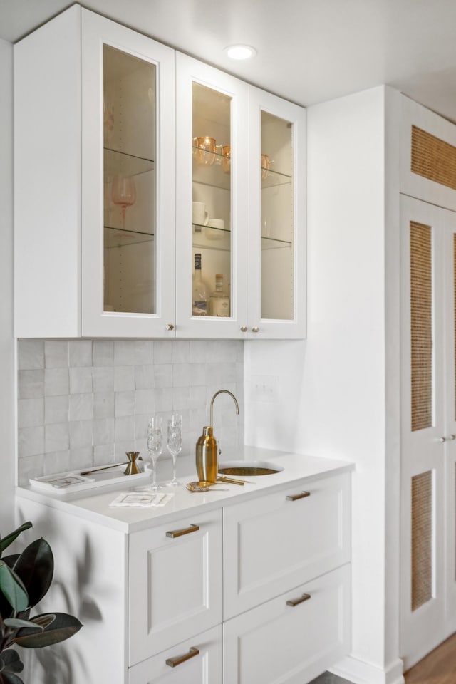 1815 Long Bend Dr, Seabrook Island, SC 29455 - bar featuring backsplash and a sink