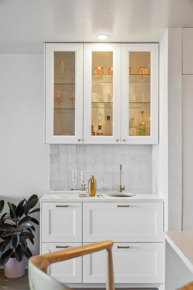 1815 Long Bend Dr, Seabrook Island, SC 29455 - indoor wet bar with backsplash