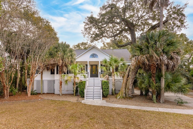 view of front facade featuring a front yard and covered porch