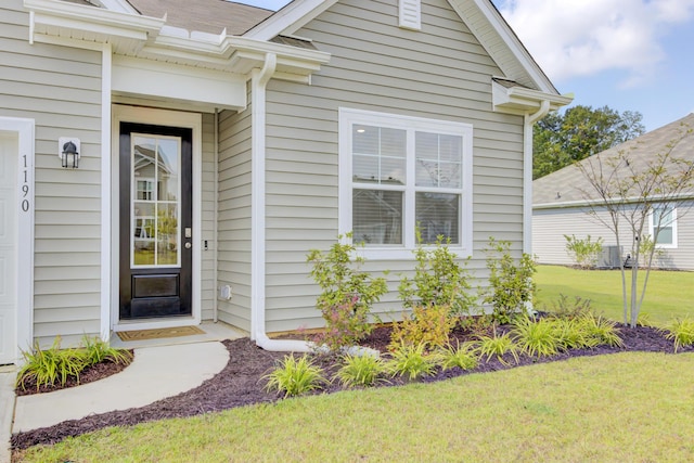 property entrance featuring a yard