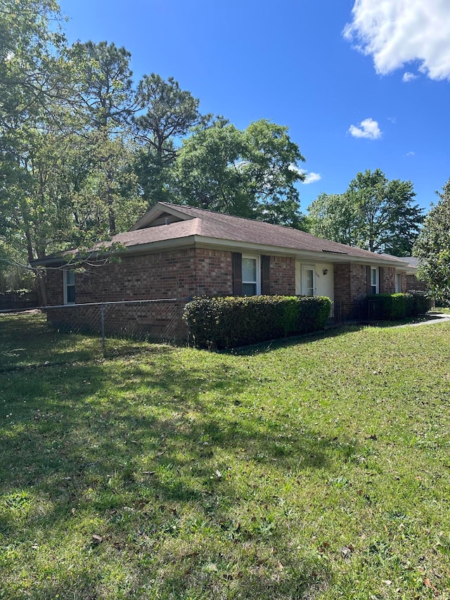 ranch-style house featuring a front lawn