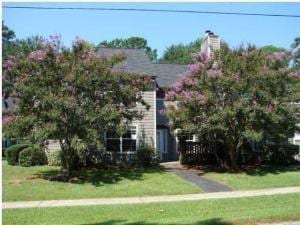 view of front of house featuring a front yard