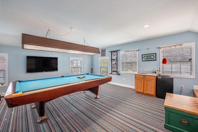 playroom featuring a sink, plenty of natural light, carpet flooring, and baseboards