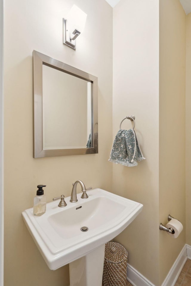 bathroom featuring a sink and baseboards