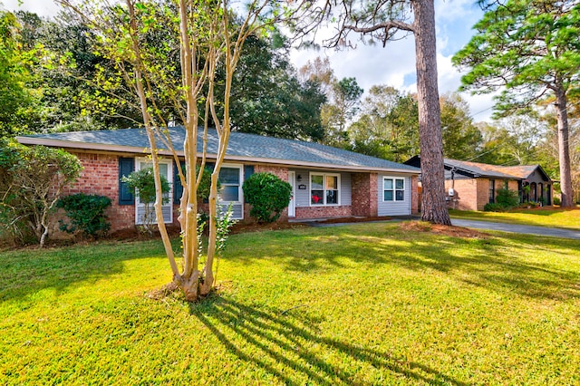 ranch-style house featuring a front yard