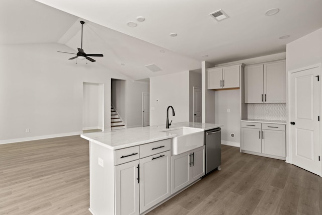 kitchen with ceiling fan, tasteful backsplash, a kitchen island with sink, dishwasher, and sink