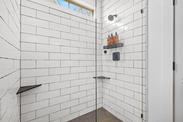 bathroom featuring a tile shower