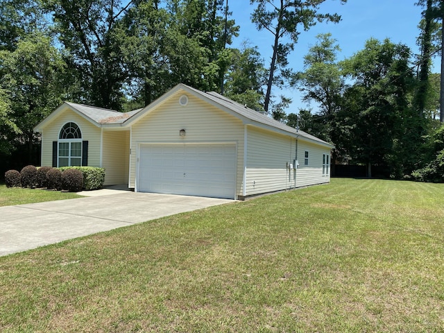 view of front of house featuring a garage, concrete driveway, and a front yard