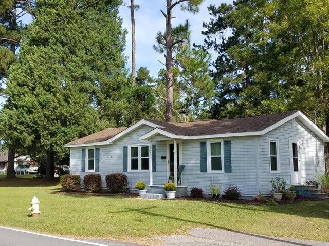 single story home with a front lawn