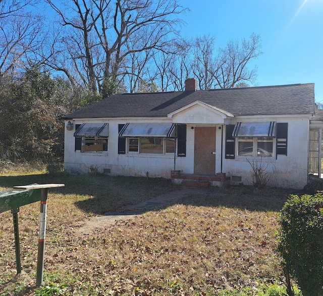 view of front of house with a front yard