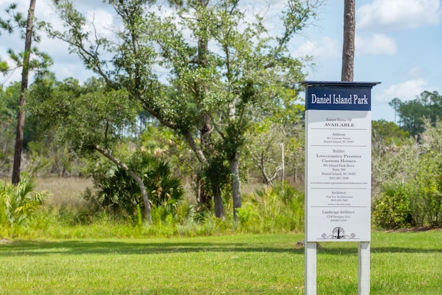 community / neighborhood sign featuring a yard