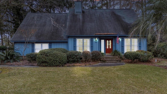 cape cod-style house featuring a front lawn