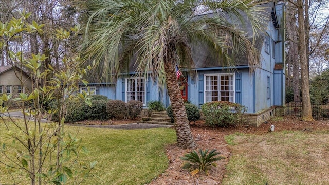 view of front of home featuring a front yard